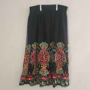 Size M New w/out tags skirt with embroidery